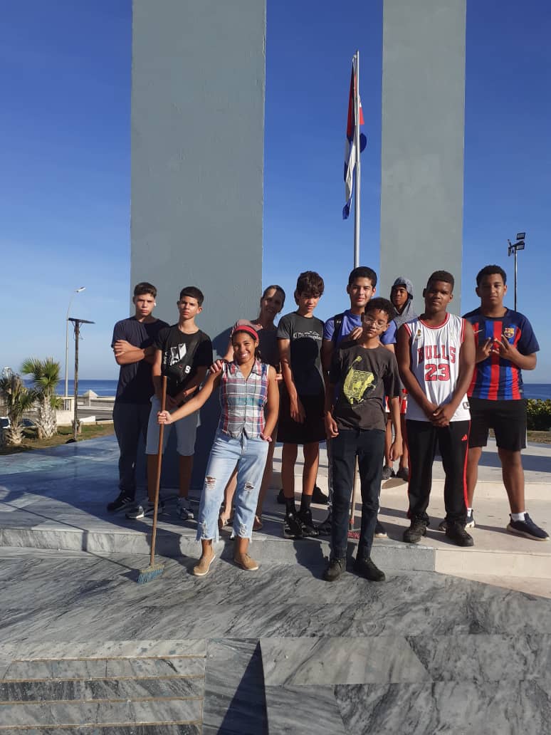 Estudiantes de la Secundaria Básica Guerrilleros de América fortalecen vínculo estudio–trabajo en la Tribuna Antimperialista
